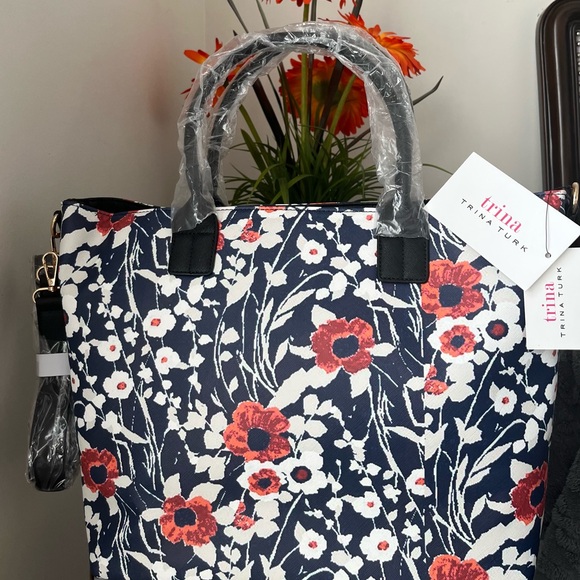 Trina Turk Jardin de Paris Floral print Coated Canvas Tote Shoulder strap NVT - Picture 3 of 9